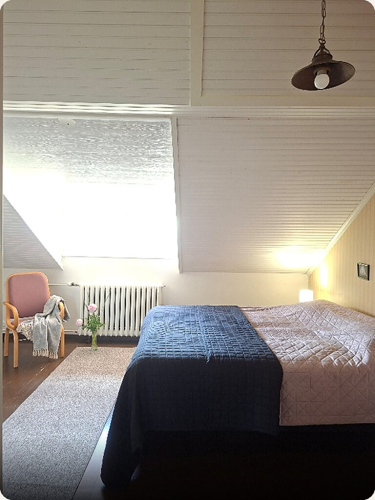 Ainola huone Wallila Suolahti, ilmalämpöpumpulla varustettu majoitushuone